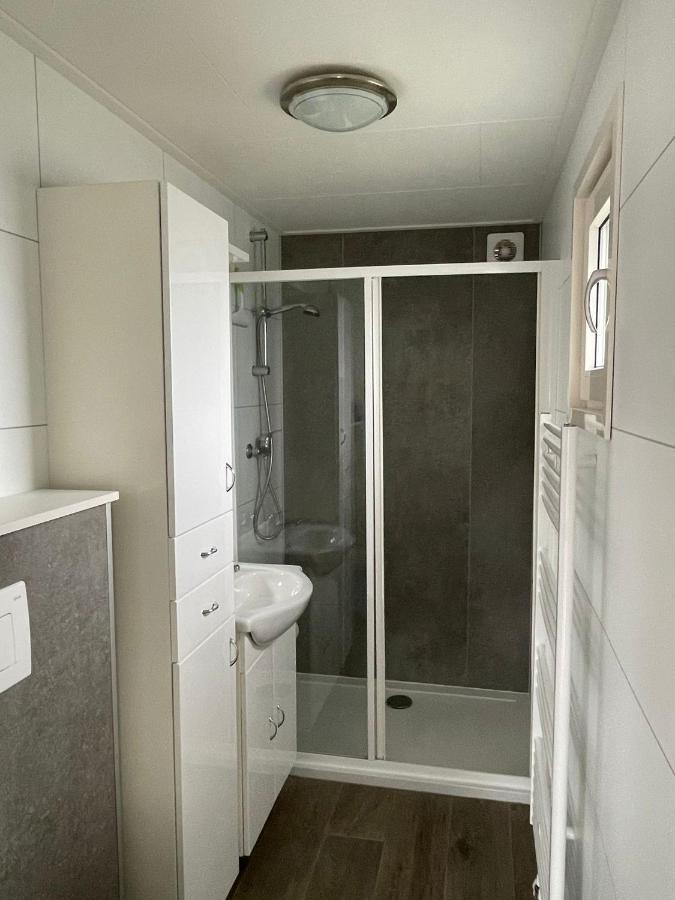 Chalet Op Gezellige Familiecamping Bij Zee 坎珀兰 外观 照片